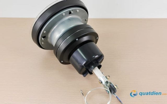 Cận cảnh động cơ và hệ thống móc treo, cáp bảo vệ chắc chắn của quạt trần