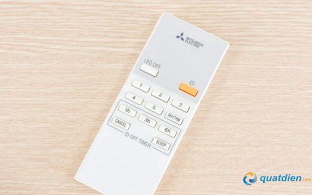 Điều khiển từ xa (remote) của quạt trần tích hợp các nút chỉnh tốc độ và hẹn giờ