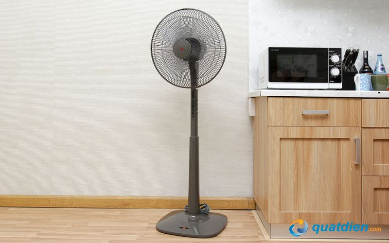Quạt đứng KDK M40K-GY thiết kế sang trọng chiều cao đến 1m4