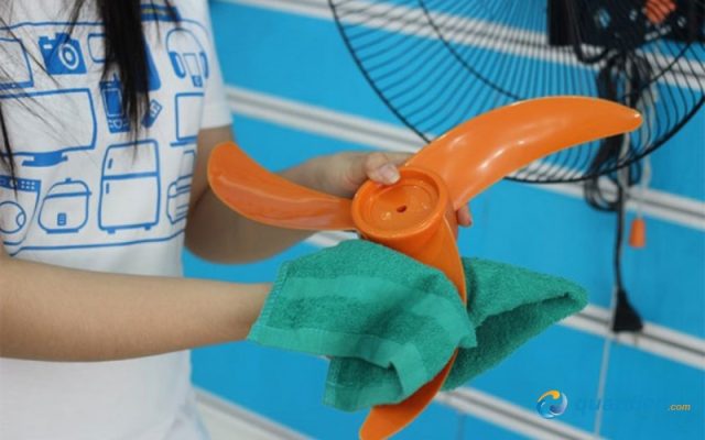 Vệ sinh quạt treo tường sau một thời gian sẽ giúp tăng độ bền