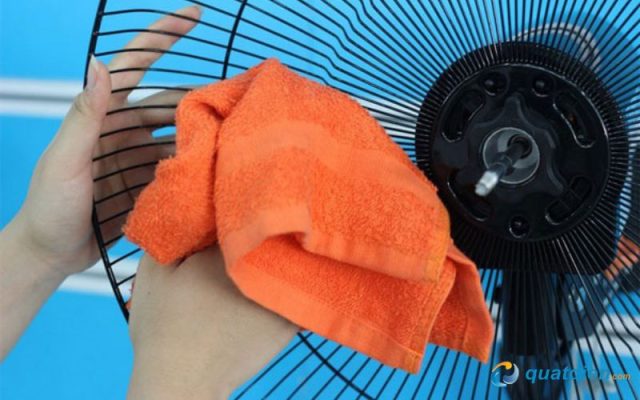 Lau chùi lồng quạt sạch sẽ