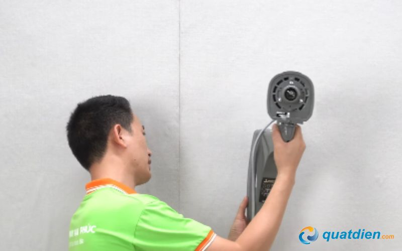 Lắp thân quạt lên mặt bích (pát cài) đã gắn trước đó