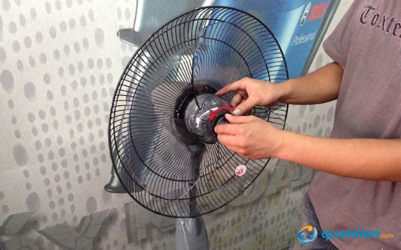 Lắp cánh quạt và khóa cánh vào khớp