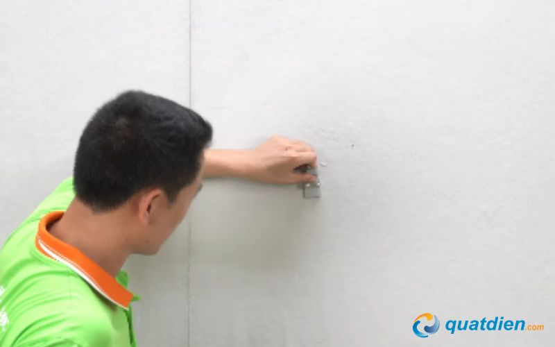 Lắp mặt bích ( còn gọi là pát quạt) lên vị trí đã xác định trước đó