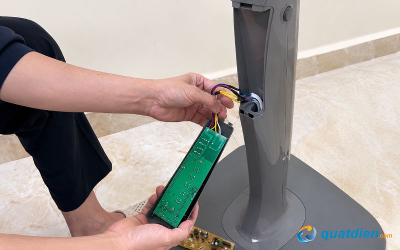 Gắn bo mạch mới vào thân quạt