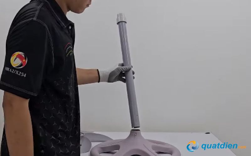 Lắp thân quạt vào chân đế