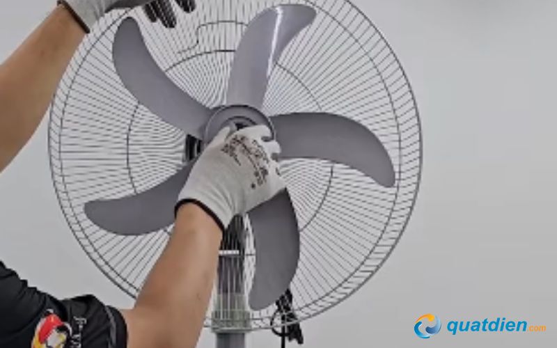 Lắp cánh quạt 5 cánh và khóa cánh cho cố định