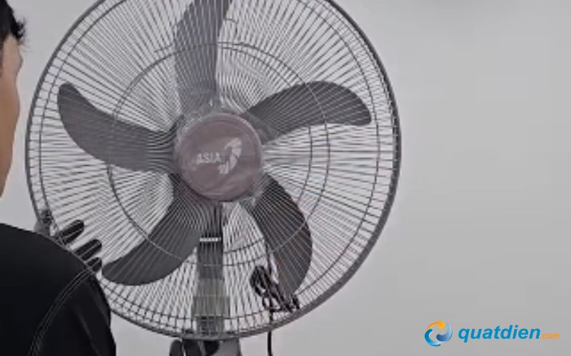 Lắp lồng quạt trước và cố định cho chắc