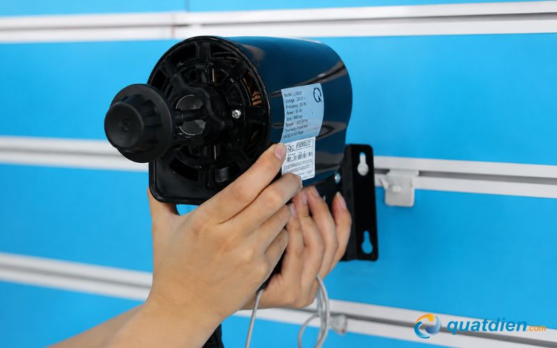 Gắn động cơ quạt lên giá đỡ