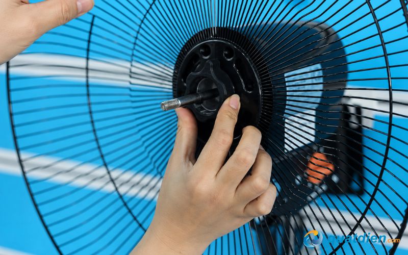 Lắp lồng quạt phía sau vào và cố định bằng khóa lồng