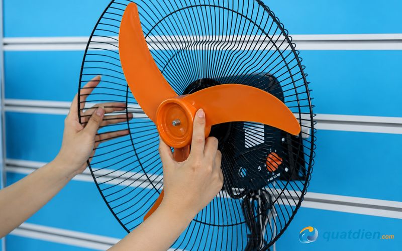 Lắp cánh quạt và cố định bằng khóa cánh