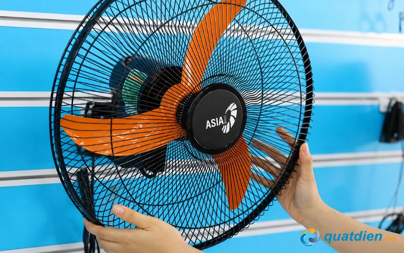 Lắp lồng phía trước và cố định 2 lồng bằng viền lồng