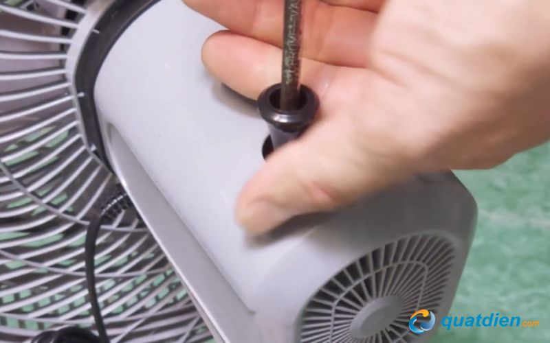 Tháo núm điều khiển tuốc năng