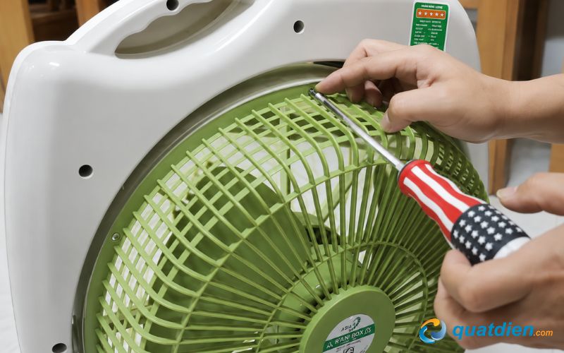 Tháo lồng quạt phía sau của quạt trước
