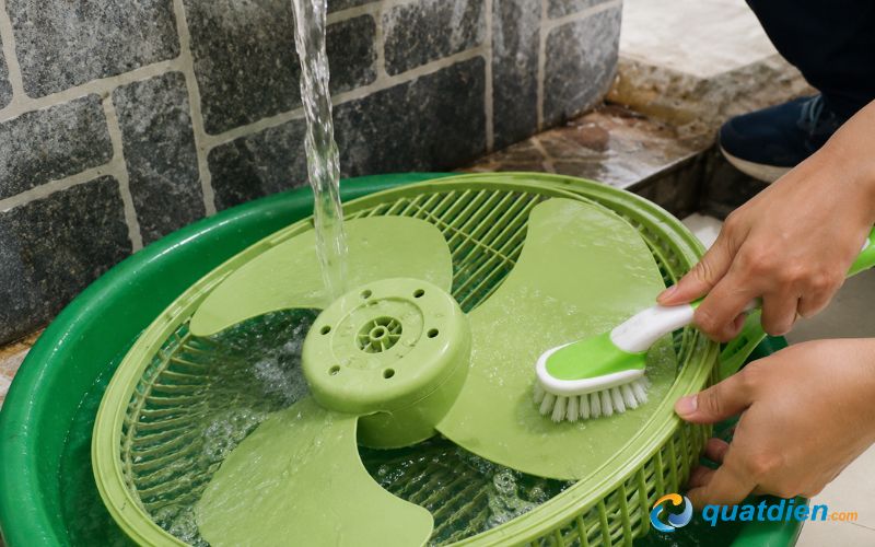 Vệ sinh các bộ phận đã tháo của quạt hộp