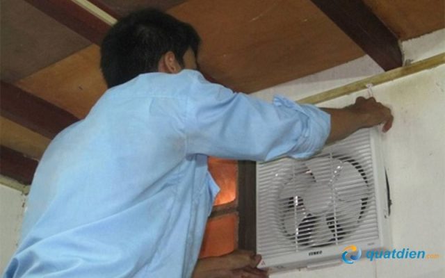 Thợ chuyên nghiệp lắp quạt hút nhằm đảm bảo an toàn và hiệu quả