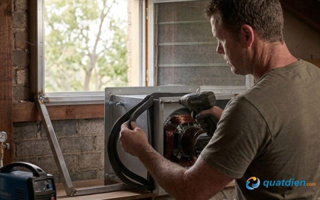 Siết ốc vừa đủ và kiểm tra độ ổn định của quạt.