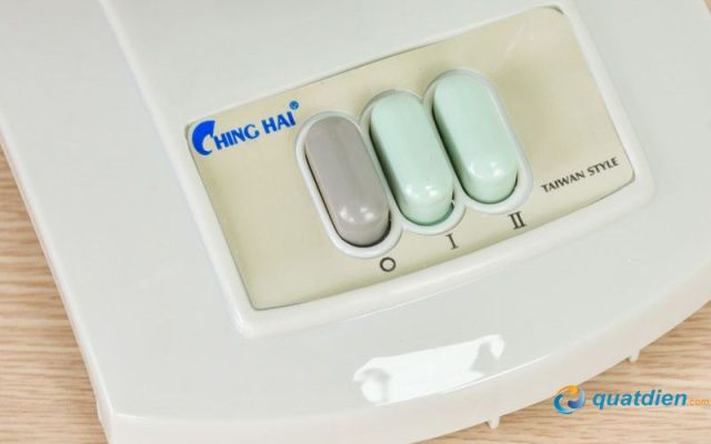 Cận cảnh bảng điều khiển quạt với 3 nút bấm dễ dàng sử dụng