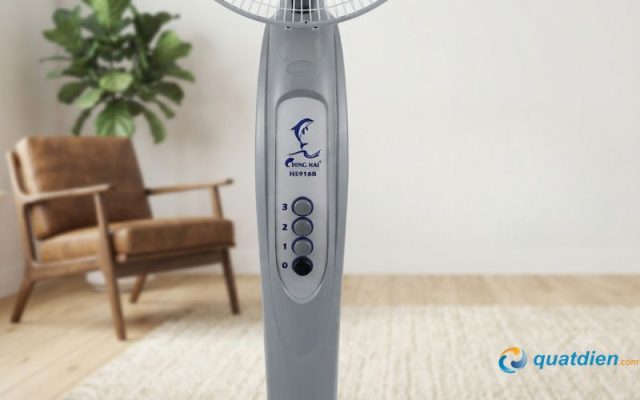 Cận cảnh bảng điều khiển với 3 cấp độ gió trên thân của quạt .