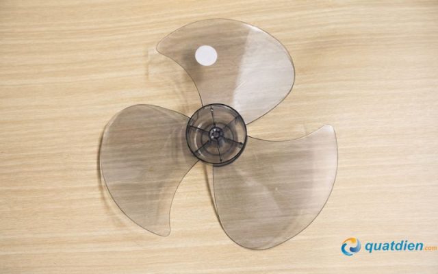 Thiết kế 3 cánh tạo gió mạnh mẽ, mát lành.
