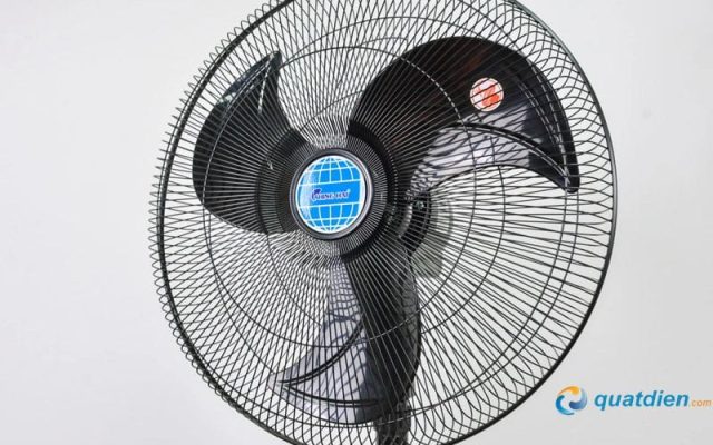 Cận cảnh cụm 3 cánh quạt màu đen kết hợp lồng bảo vệ đan khít