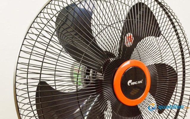 Lồng quạt thép đan khít an toàn, sải cánh rộng tạo gió mát lành.