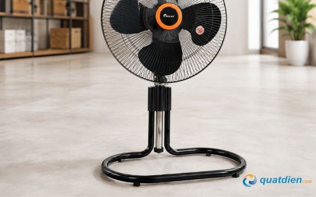 Chân quỳ kim loại của Quạt sàn rút Chinghai FF2318 tạo điểm tựa chắc chắn trên mặt sàn