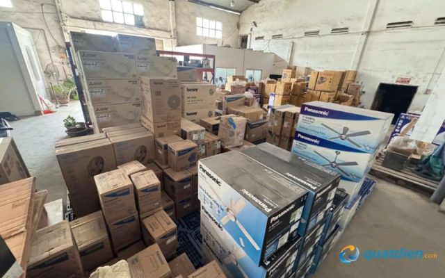 Kho hàng quạt treo tường công nghiệp Chinghai W20B cánh đen 132W