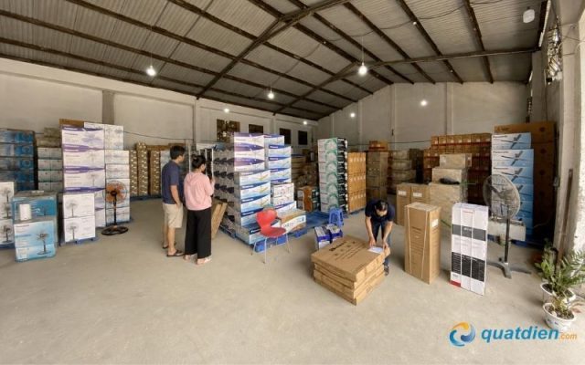 Khách hàng tham khảo quạt treo tường Chinghai W24-3T tại kho