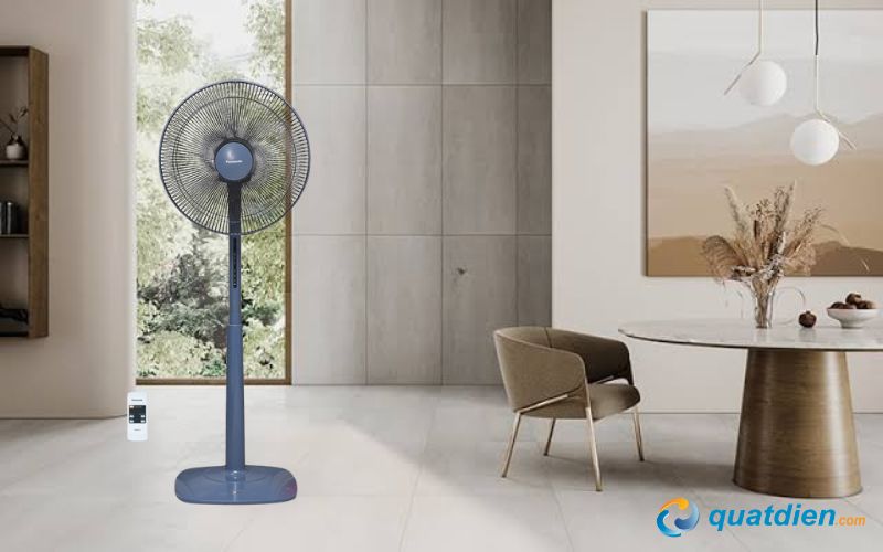 Quạt cây Panasonic có công suất phù hợp hỗ trợ làm mát không gian phòng khách.