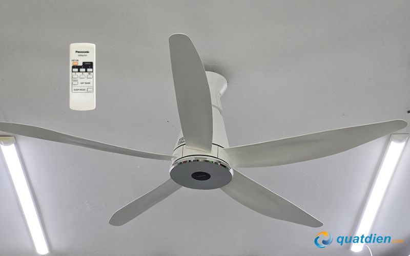 Quạt trần Panasonic 5 cánh F-60XDN có remote điều khiển từ xa tiện lợi khi dùng