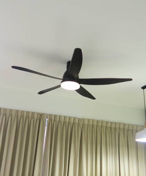 Quạt trần KDK U60FW được tích hợp đèn LED với 3 chế độ ánh sáng