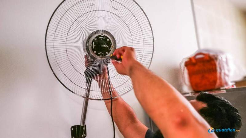 Lưu ý tránh chạm tay vào motor khi còn nóng