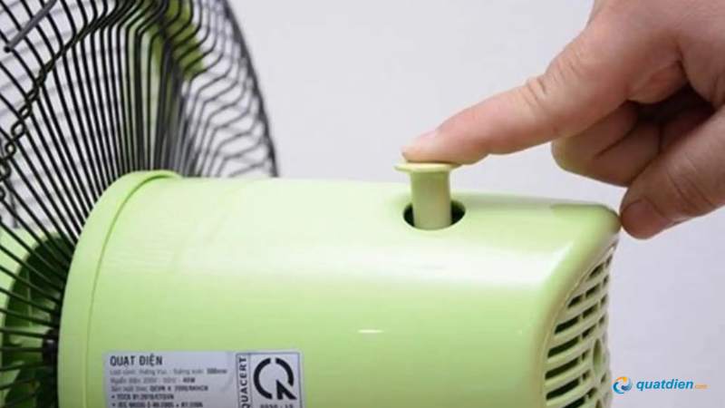 Bộ phận đổi hướng gió bị gãy hoặc kẹt trên quạt điện