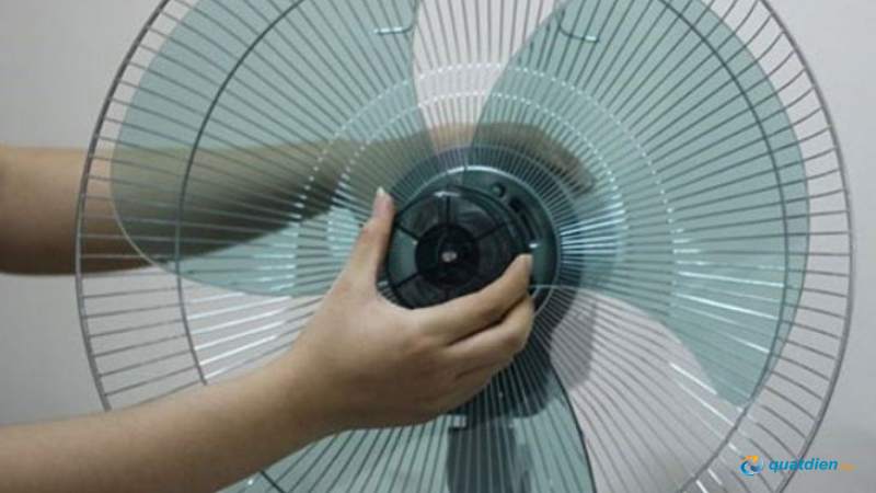 Quạt rung mạnh hoặc phát ra tiếng ồn lớn khi hoạt động