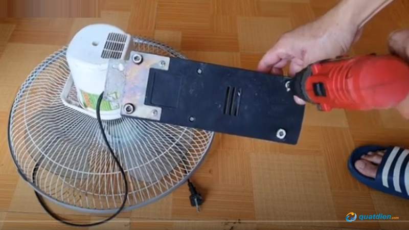 Bước 2: Tháo nắp sau của quạt