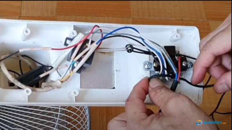 Gắn sợi dây mới vào hai đầu của công tắc giật