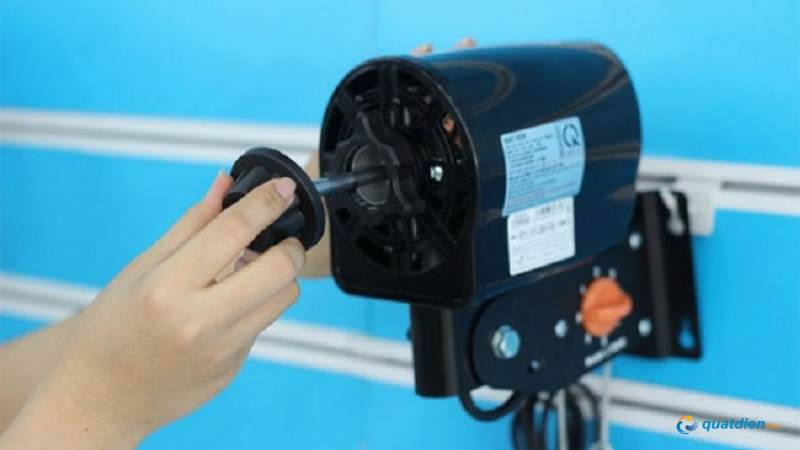 Vặn tán cánh theo chiều kim đồng hồ