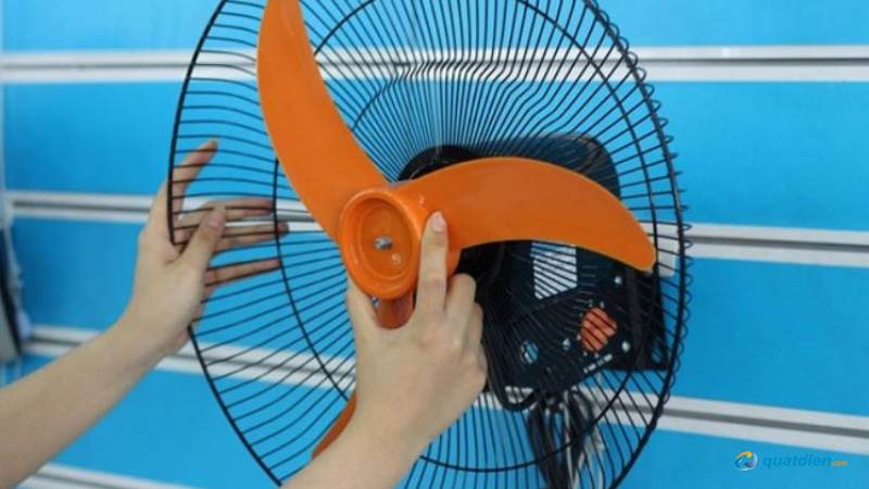 Gắn cánh quạt vào trục quay