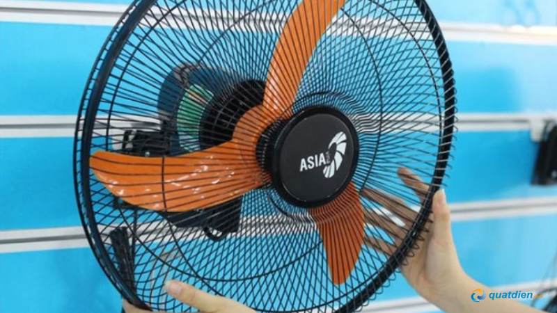 Kiểm tra độ khít giữa lồng, cánh và động cơ quạt