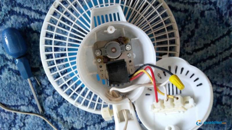 Tiến hành nối lại dây quạt điện bị đứt