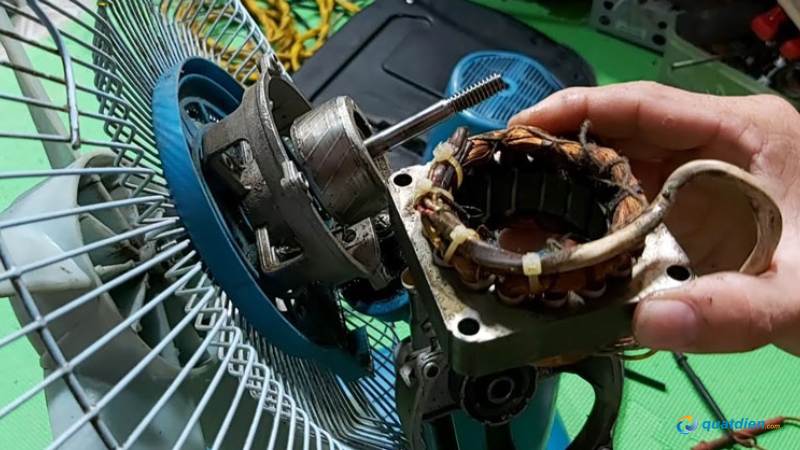 Quạt đứng cánh vì trục mô-tơ bị khô dầu
