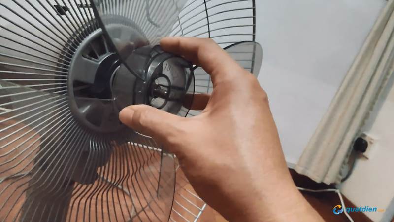 Kiểm tra hệ thống điện khiến quạt không đảo