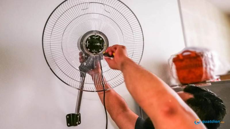 Tháo mô-tơ nhẹ tay tránh cong gãy chi tiết nhỏ