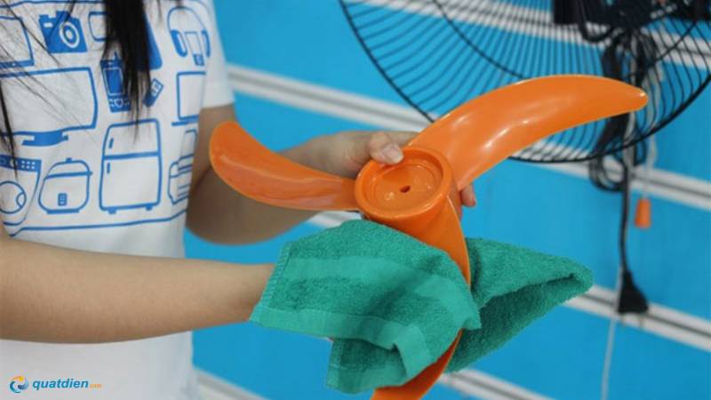 Làm sạch kỹ cánh quạt giúp luồng gió mạnh và đều hơn