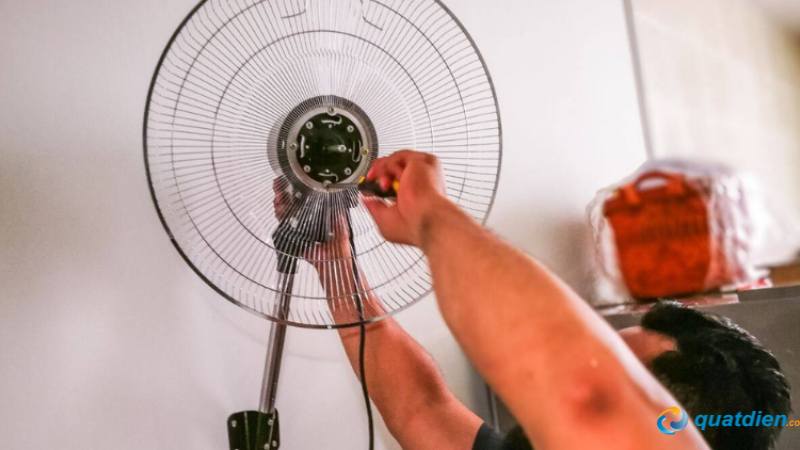 Kiểm tra độ rơ bạc đạn quạt treo tường sau khi tháo quạt