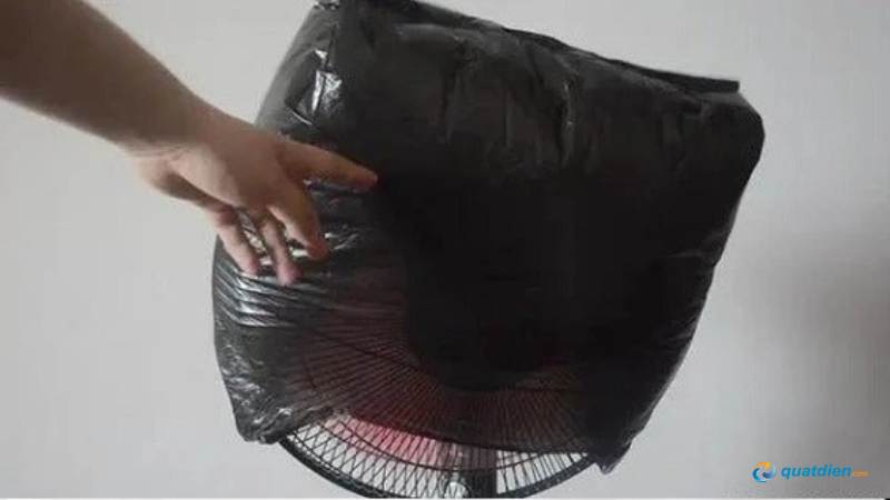 Trùm túi nilon để dung dịch thấm bụi