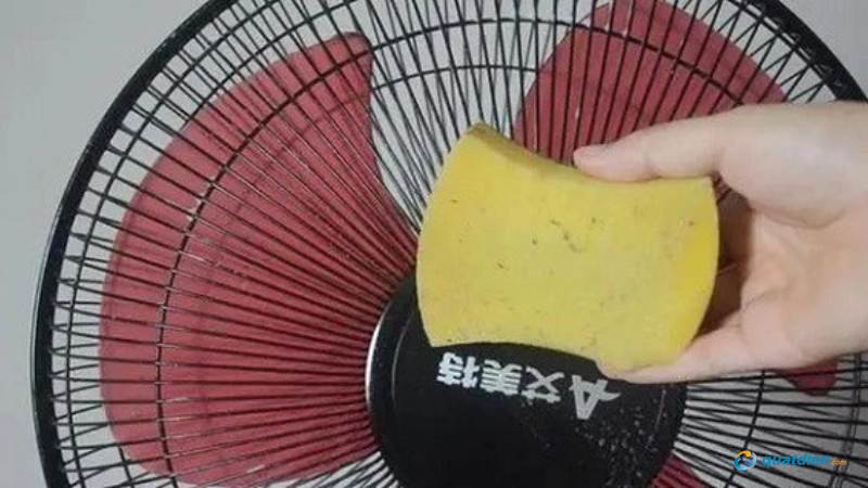 Dùng bọt biển để vệ sinh quạt