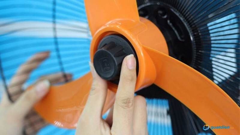 Xoay chốt đúng hướng để tháo cánh