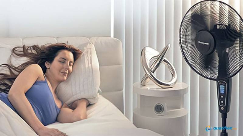 Đặt quạt bên hông giúp gió thổi nhẹ và dễ chịu hơn khi ngủ